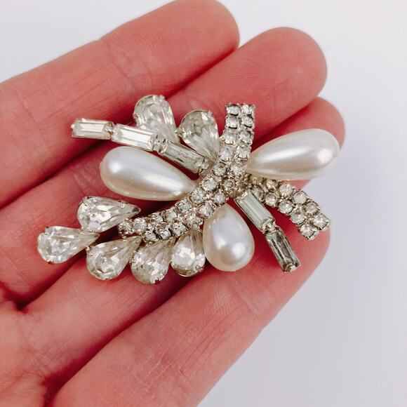 Prong Set Teardrop Baguette Clear Rhinestone Faux Pearl VTG 50s Unsigned Brooch - Picture 4 of 7